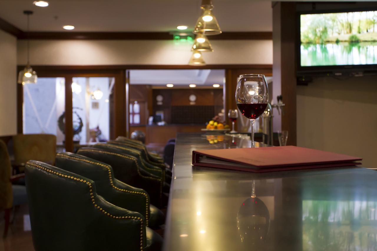 Atyrau Dastan Hotel Ngoại thất bức ảnh
